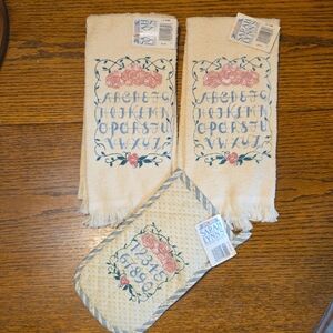 Sarah Lynn's Vintage Cream and Pink Kitchen Towel and Oven Mit Set New